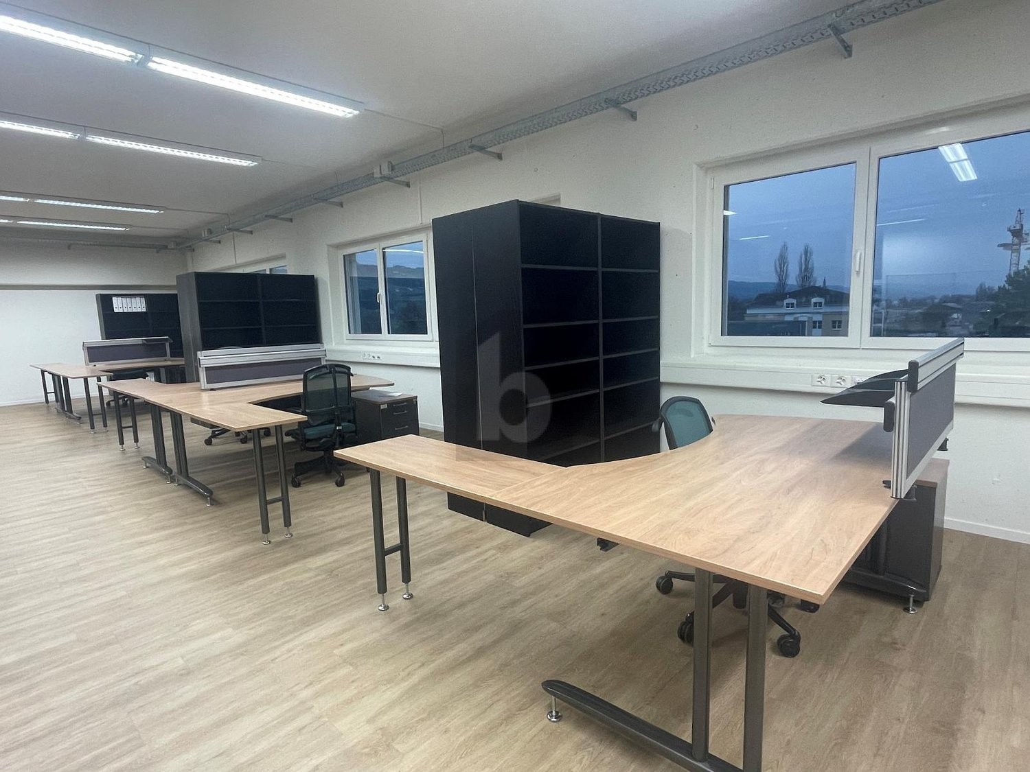 350m² shop