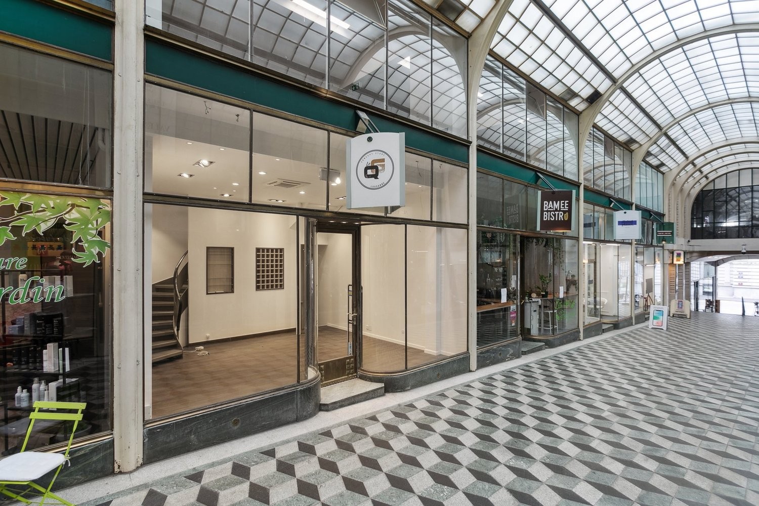 165m² shop