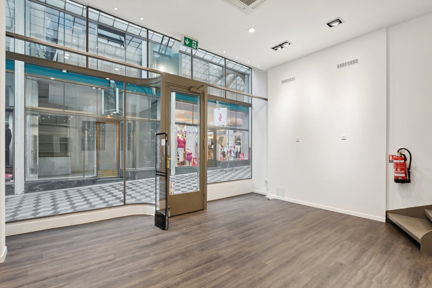 165m² shop
