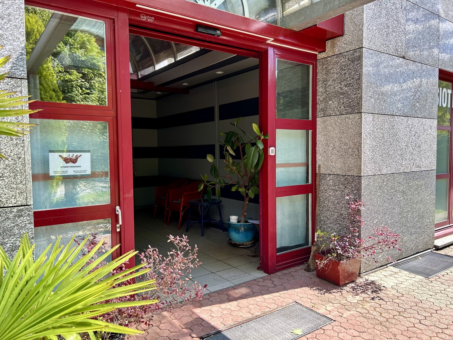 148m² living / commercial building