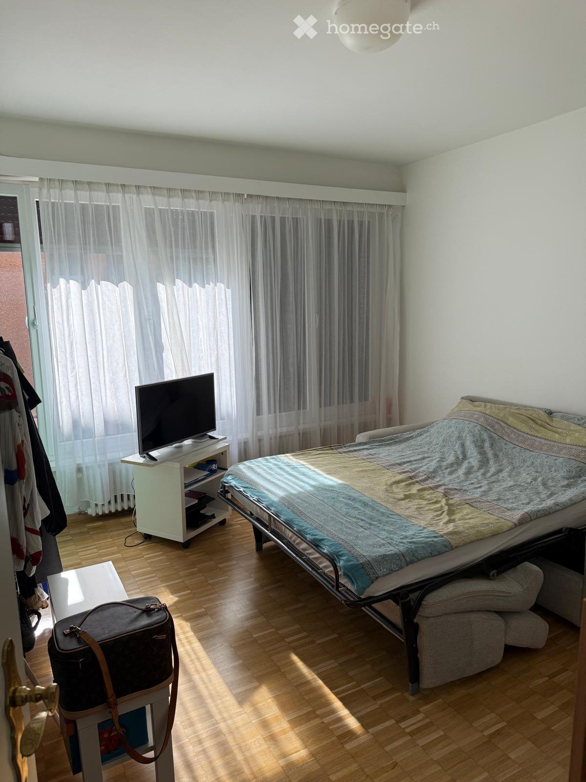 Appartamento molto comodo con stanze grandi e luminose. In ottimo stato, foto 4 di 5