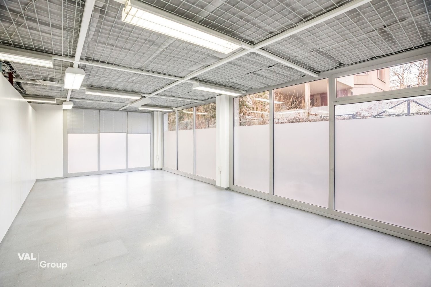 425m² living / commercial building