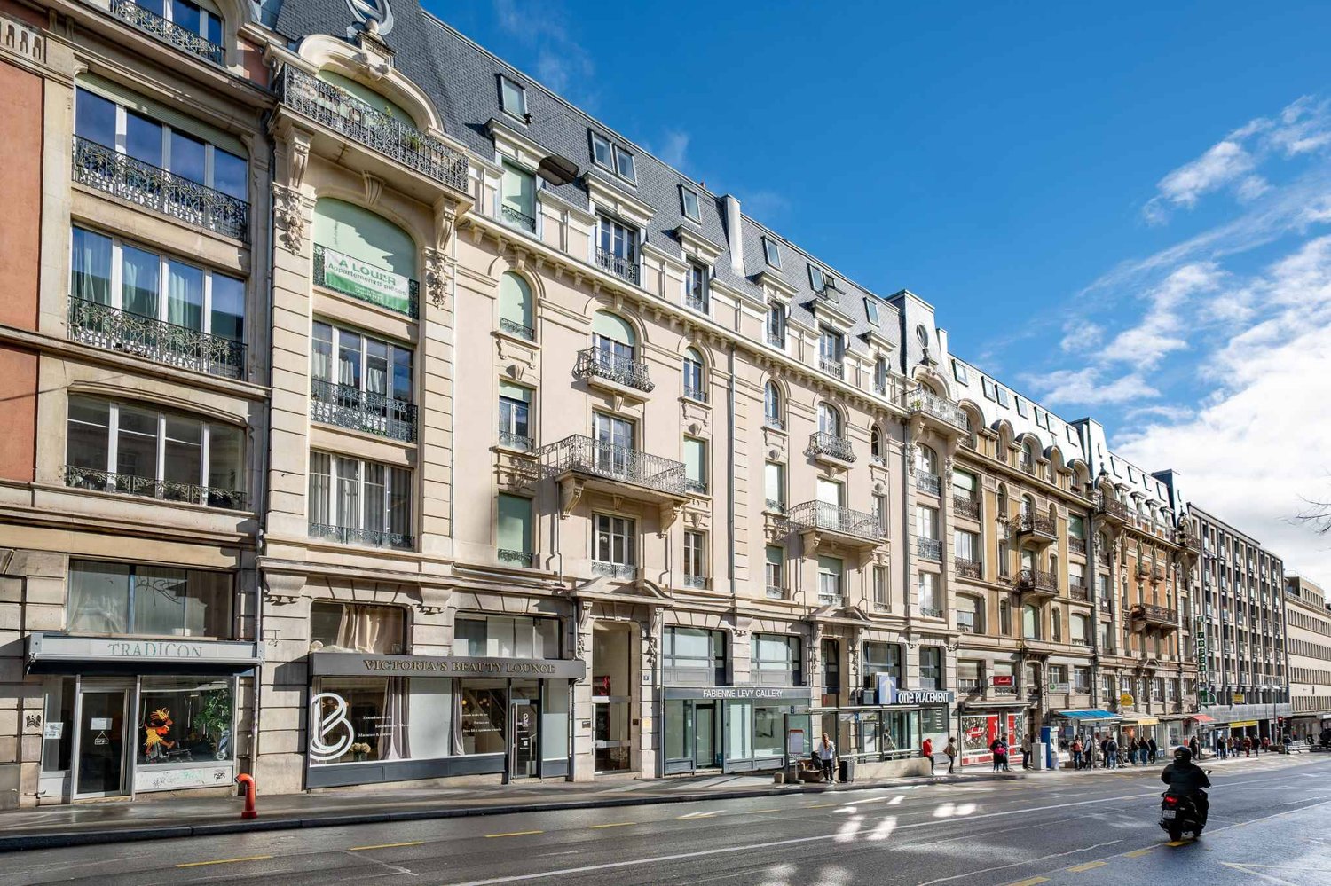 180m² commercial