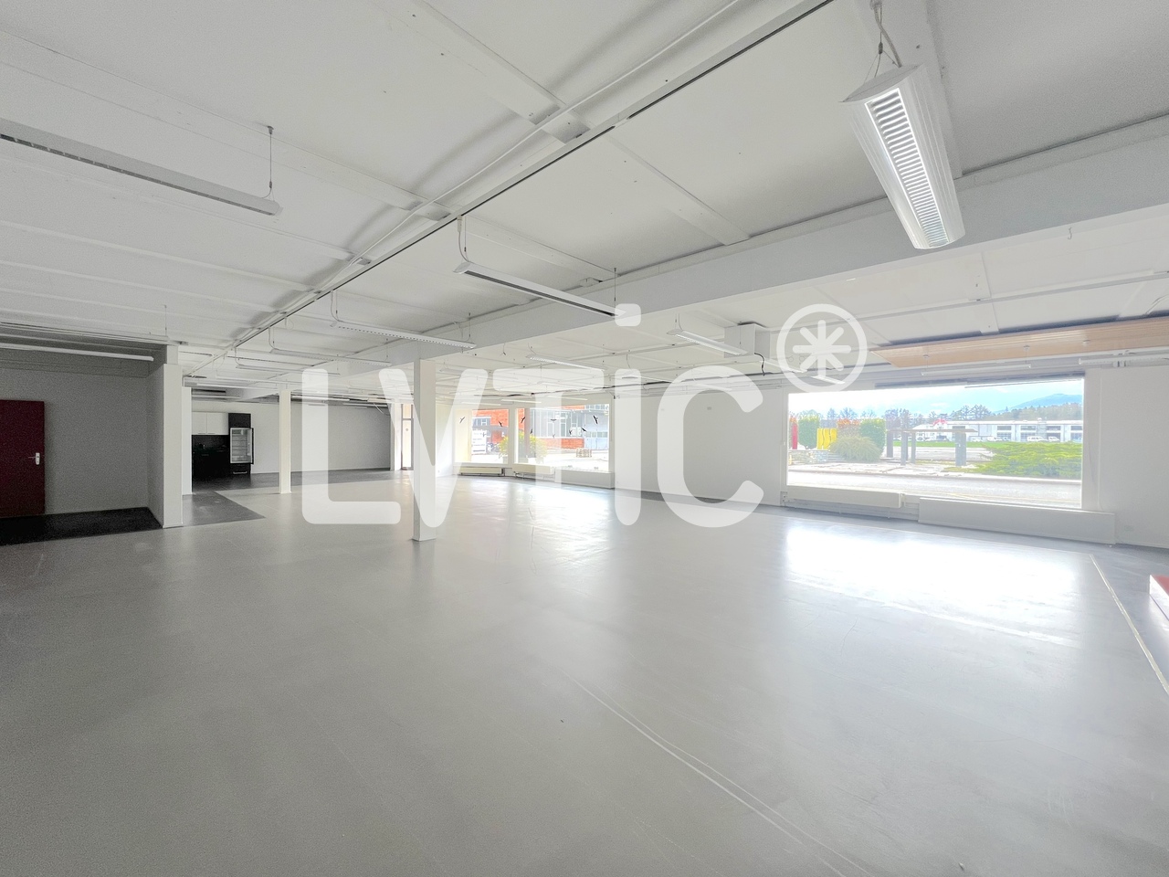 3400m² storage room