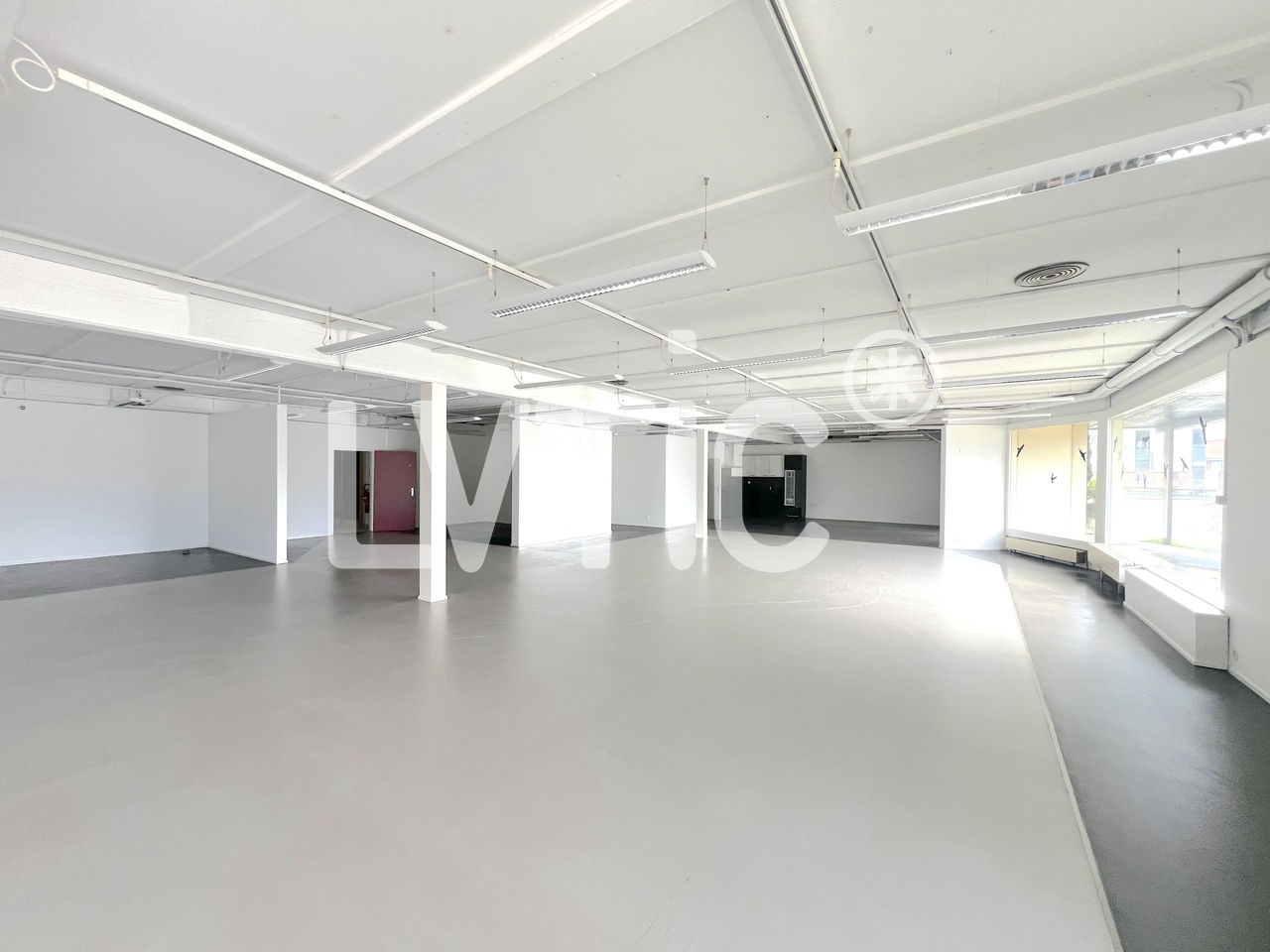 3400m² storage room