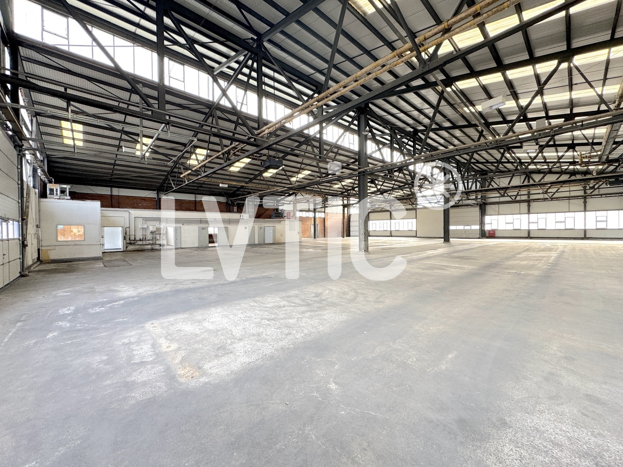 3400m² storage room