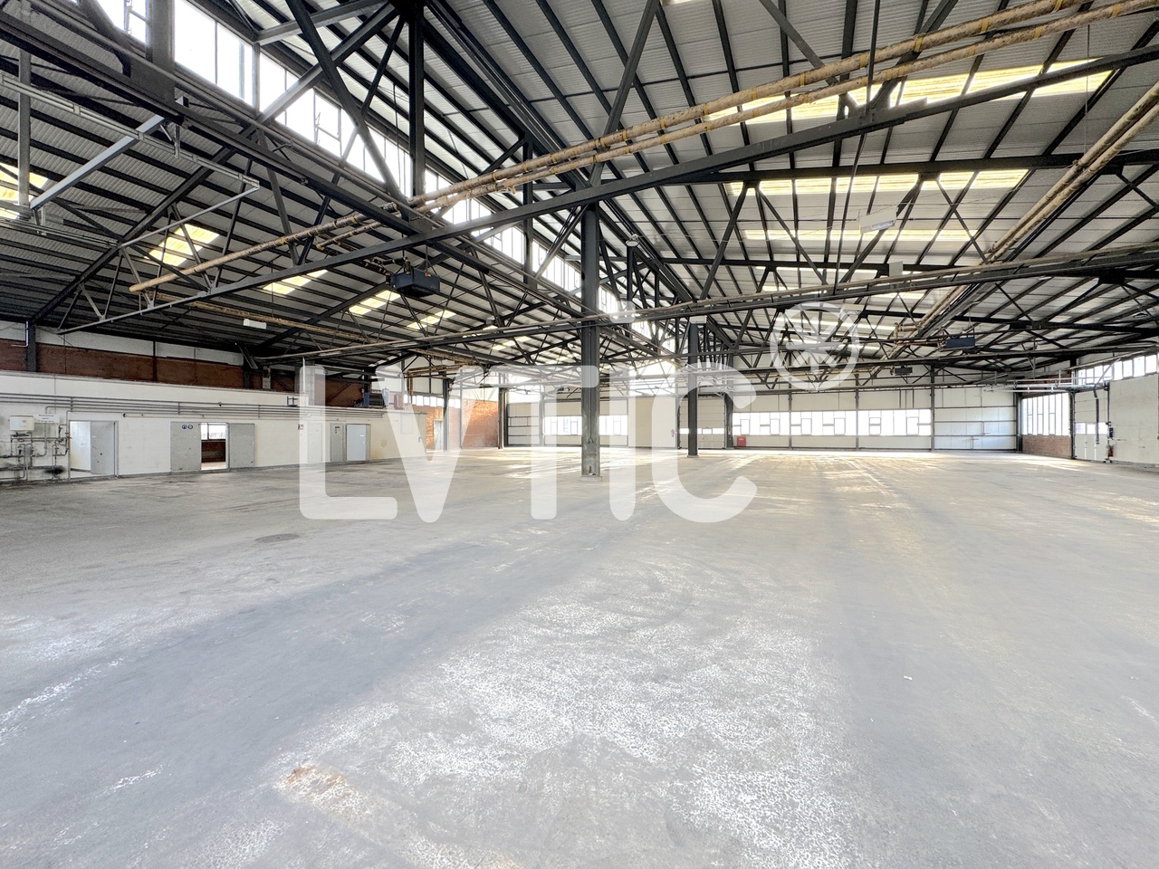 3400m² storage room