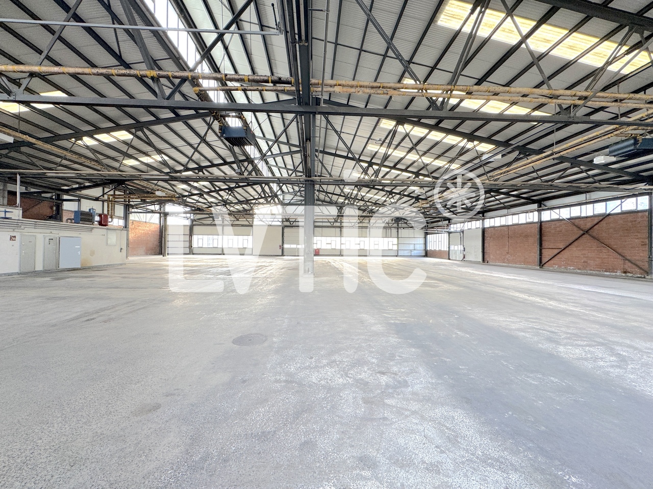 3400m² storage room