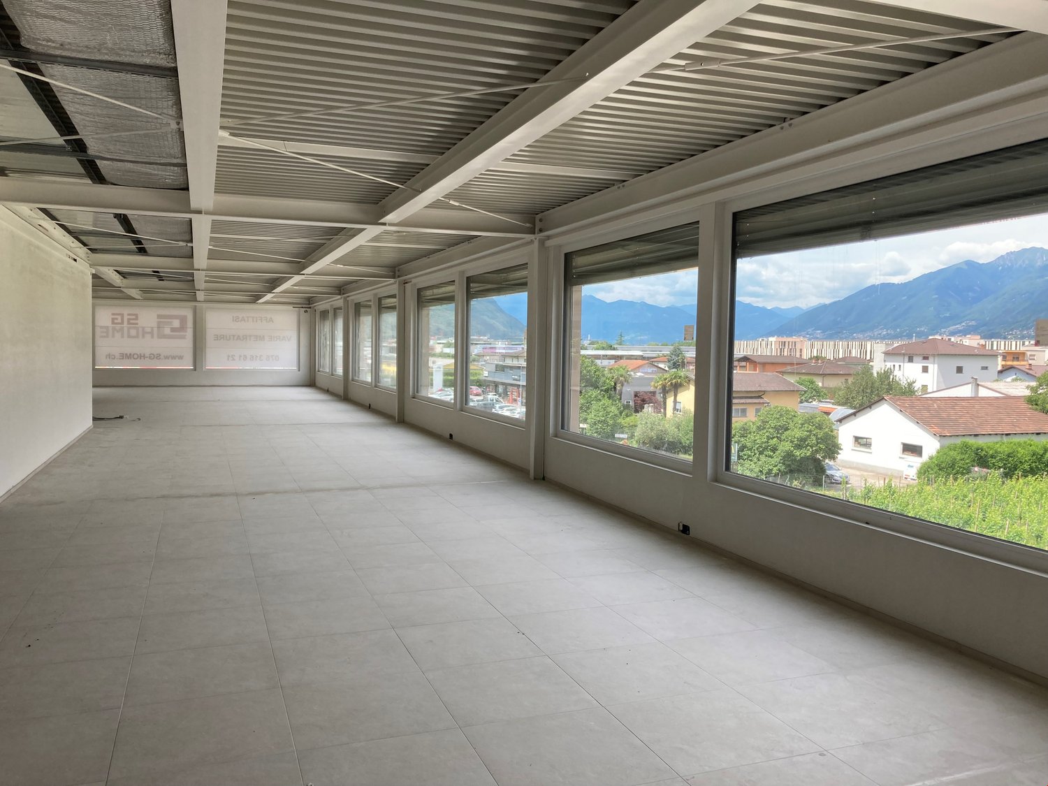 Grand magasin de 242m²