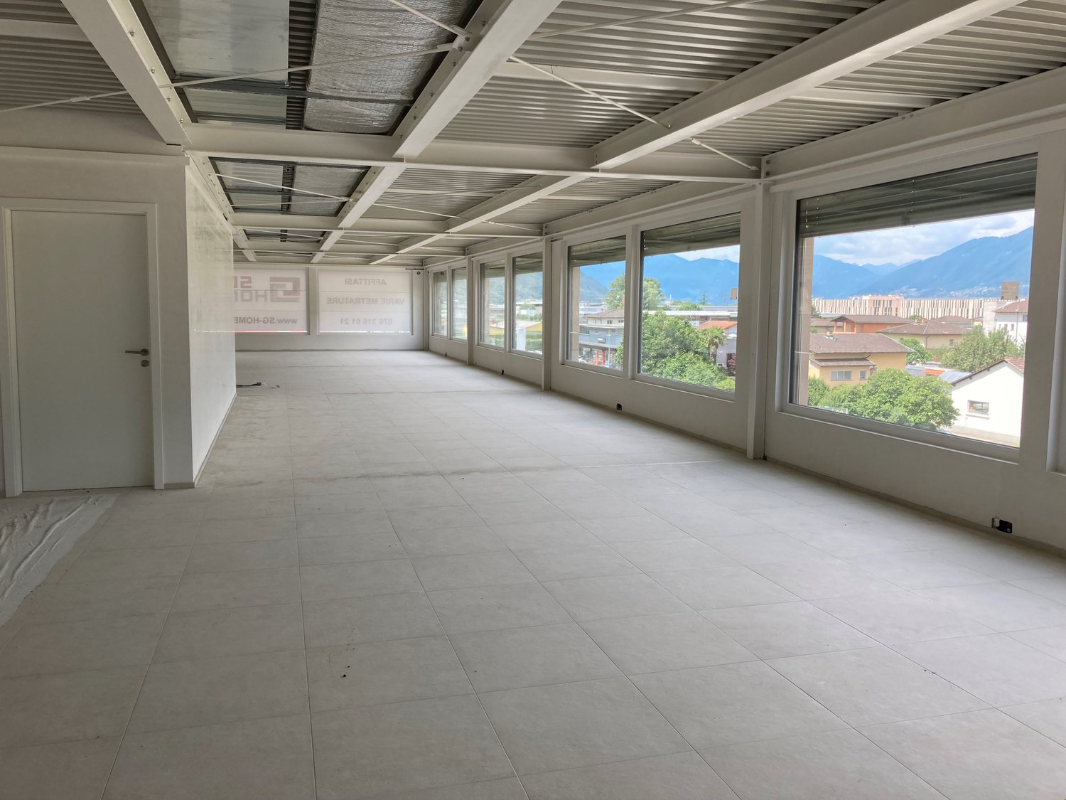 Grand magasin de 242m²