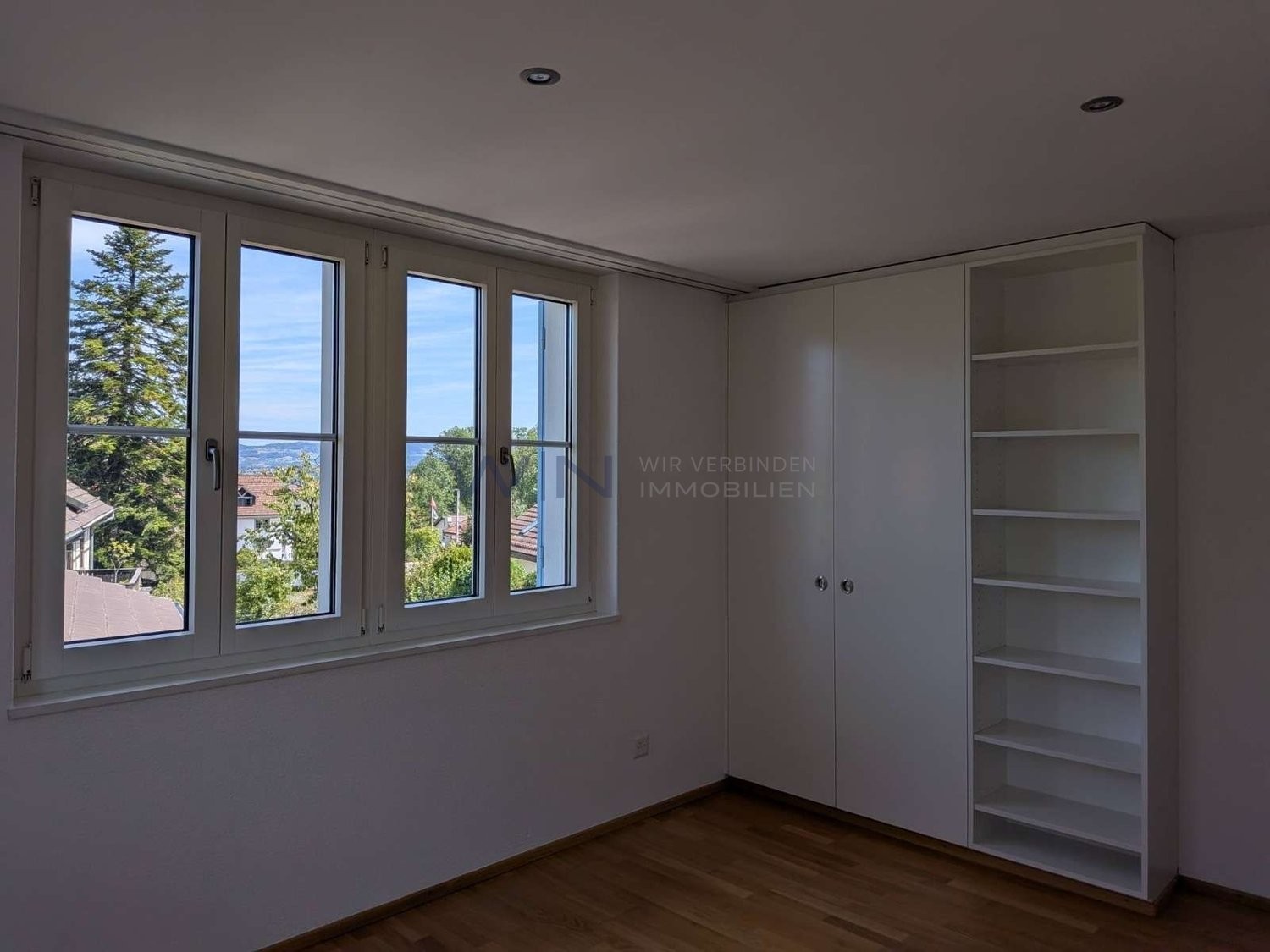 Incantevole casa, natura e vicinanza alla città!
DATI DELL'IMMOBILE
- La vostra oasi a Hinteregg: la quiete rurale incontra una buona accessibilità
- 110 m² di superficie abitabile con atmosfera luminosa e pianta intelligente.
- Giardino curato, bagno moderno e pratico carport.
Ideale per:
Il para, foto 6 di 10