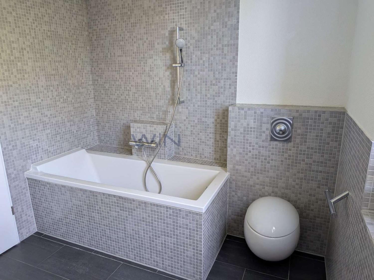 Incantevole casa, natura e vicinanza alla città!
DATI DELL'IMMOBILE
- La vostra oasi a Hinteregg: la quiete rurale incontra una buona accessibilità
- 110 m² di superficie abitabile con atmosfera luminosa e pianta intelligente.
- Giardino curato, bagno moderno e pratico carport.
Ideale per:
Il para, foto 9 di 10