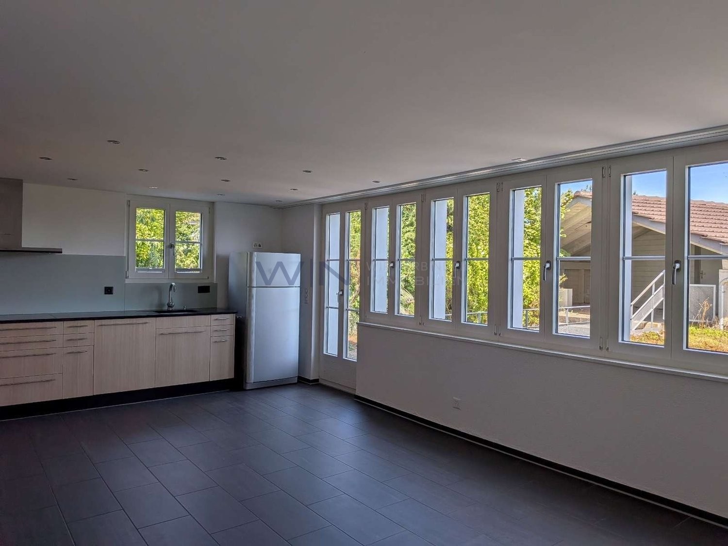 Incantevole casa, natura e vicinanza alla città!
DATI DELL'IMMOBILE
- La vostra oasi a Hinteregg: la quiete rurale incontra una buona accessibilità
- 110 m² di superficie abitabile con atmosfera luminosa e pianta intelligente.
- Giardino curato, bagno moderno e pratico carport.
Ideale per:
Il para, foto 5 di 10