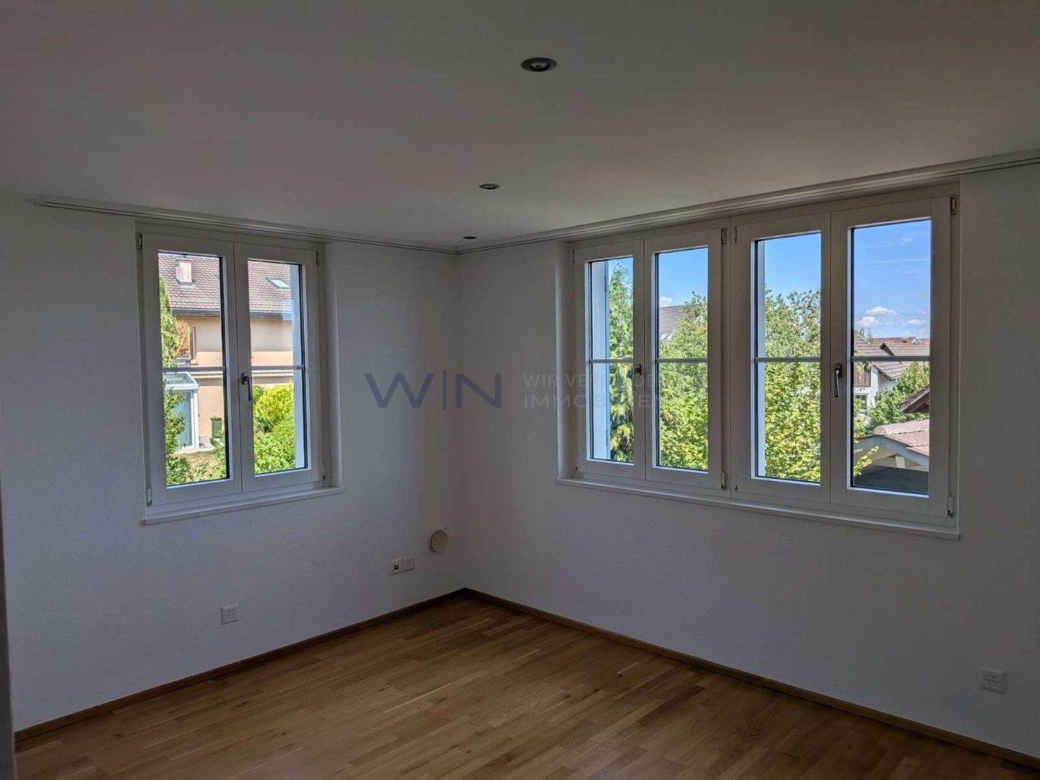 Incantevole casa, natura e vicinanza alla città!
DATI DELL'IMMOBILE
- La vostra oasi a Hinteregg: la quiete rurale incontra una buona accessibilità
- 110 m² di superficie abitabile con atmosfera luminosa e pianta intelligente.
- Giardino curato, bagno moderno e pratico carport.
Ideale per:
Il para, foto 8 di 10