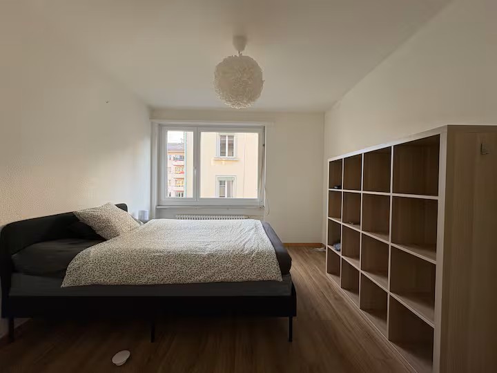 Stanza in un appartamento condiviso

Situata a soli 9 minuti con il Tram 14 da Zürich HB, la stazione ferroviaria principale di Zurigo, questa casa offre un equilibrio ideale tra comodità, comfort e tranquillità. Il quartiere è vivace e ben collegato, con incantevoli caffè, vari ristoranti e bar nel