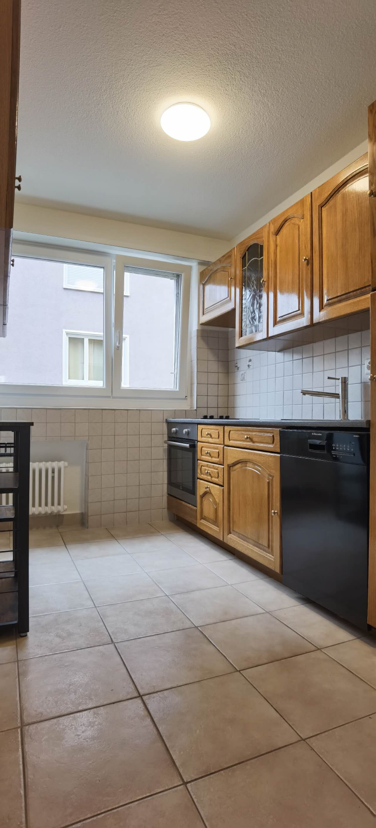 Stanza in un appartamento condiviso

Situata a soli 9 minuti con il Tram 14 da Zürich HB, la stazione ferroviaria principale di Zurigo, questa casa offre un equilibrio ideale tra comodità, comfort e tranquillità. Il quartiere è vivace e ben collegato, con incantevoli caffè, vari ristoranti e bar nel