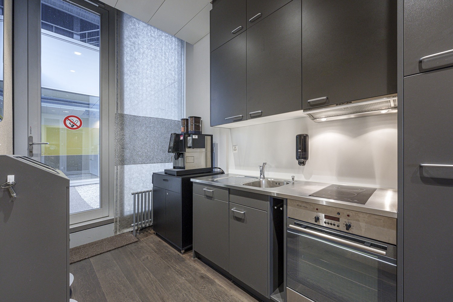 596-596m² ufficio, foto 6 di 9