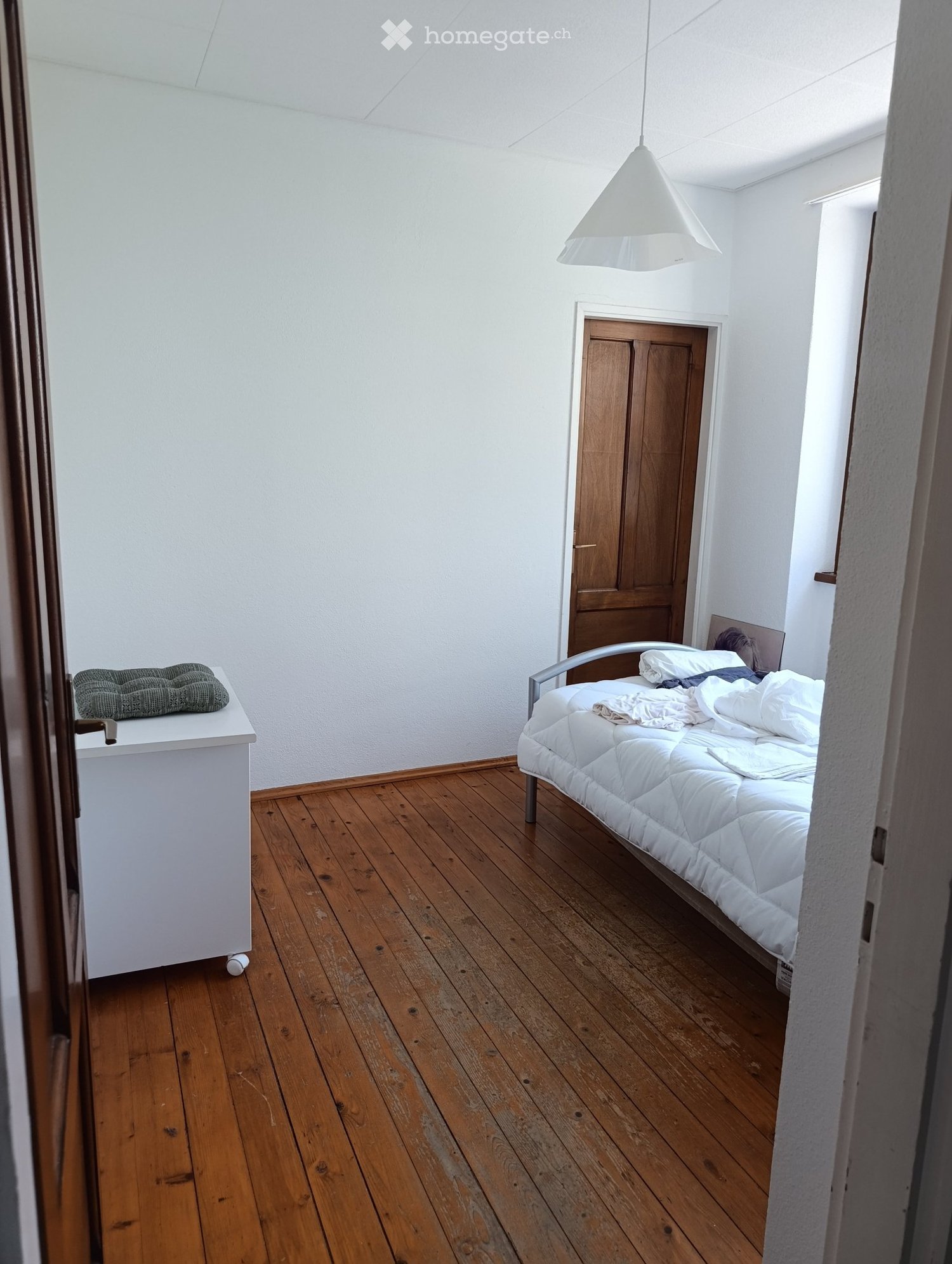 Appartement de style ancien à louer dans un immeuble de 4 appartements. 
Appartement de 4 pièces, 1 séjour, 
2 salles de bain, cuisine 
Parquets dans les chambres. Chauffage électrique 
N'est pas neuf, nous le louons en l'état