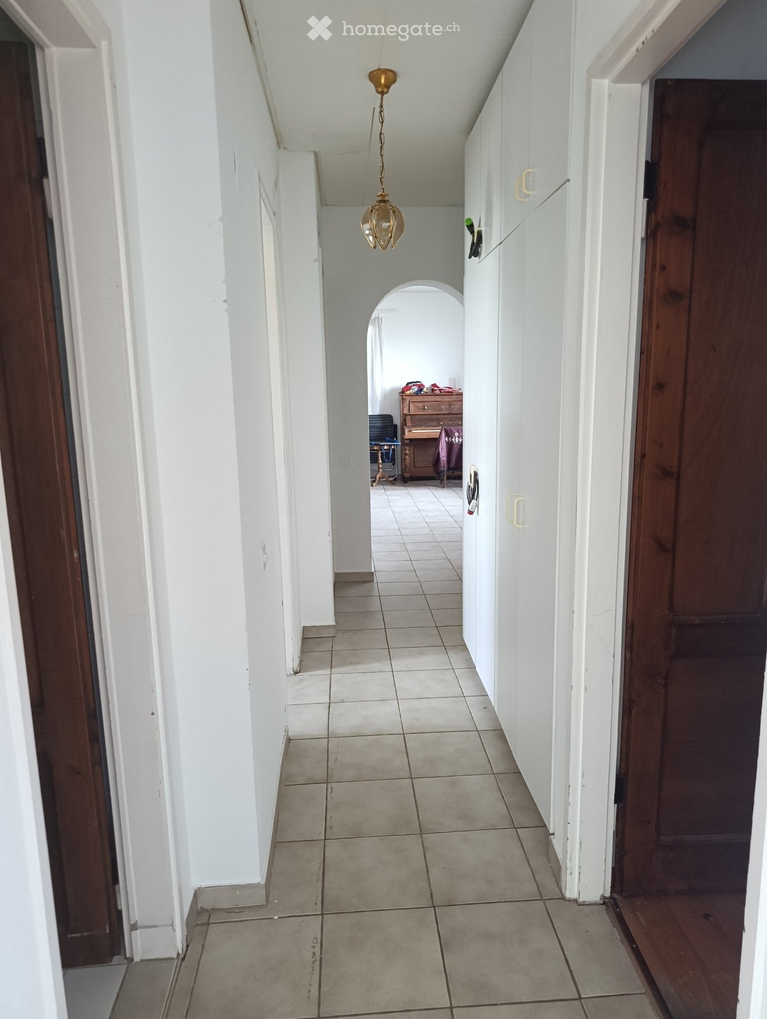 Appartement de style ancien à louer dans un immeuble de 4 appartements. 
Appartement de 4 pièces, 1 séjour, 
2 salles de bain, cuisine 
Parquets dans les chambres. Chauffage électrique 
N'est pas neuf, nous le louons en l'état