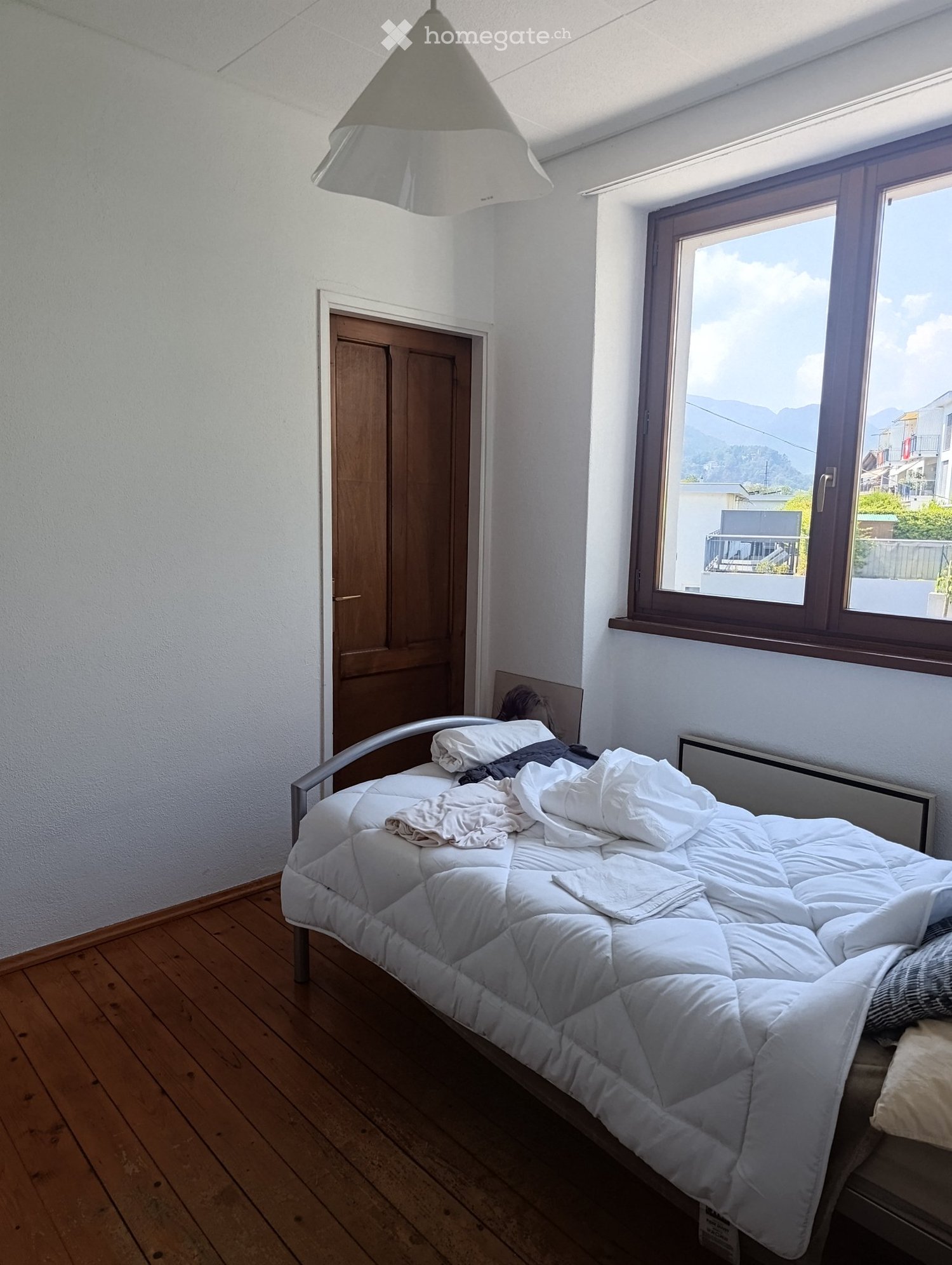 Appartement de style ancien à louer dans un immeuble de 4 appartements. 
Appartement de 4 pièces, 1 séjour, 
2 salles de bain, cuisine 
Parquets dans les chambres. Chauffage électrique 
N'est pas neuf, nous le louons en l'état