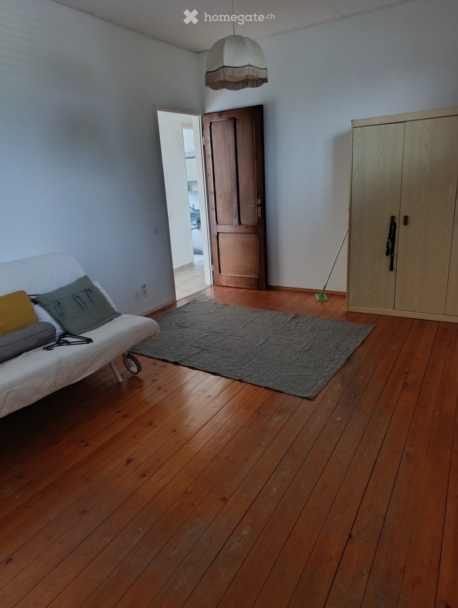 Appartement de style ancien à louer dans un immeuble de 4 appartements. 
Appartement de 4 pièces, 1 séjour, 
2 salles de bain, cuisine 
Parquets dans les chambres. Chauffage électrique 
N'est pas neuf, nous le louons en l'état