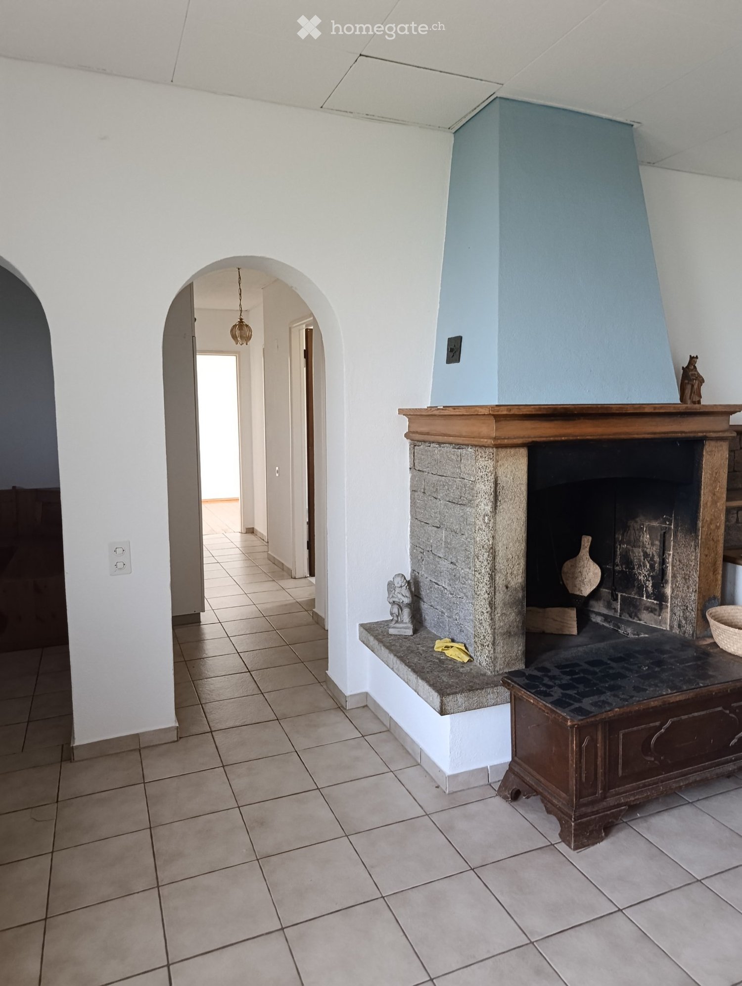 Appartement de style ancien à louer dans un immeuble de 4 appartements. 
Appartement de 4 pièces, 1 séjour, 
2 salles de bain, cuisine 
Parquets dans les chambres. Chauffage électrique 
N'est pas neuf, nous le louons en l'état