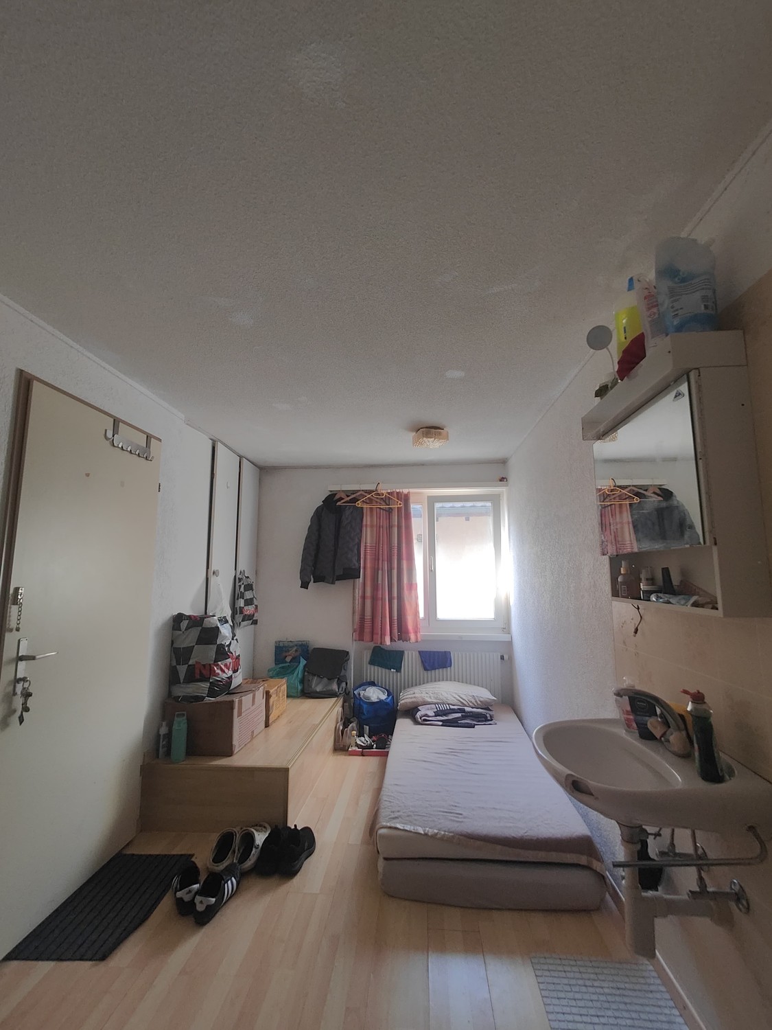 Camera in un appartamento condiviso, foto 1 di 2