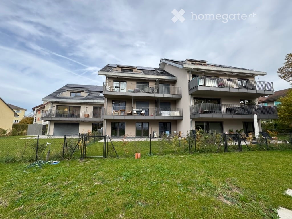 Joli studio moderne avec balcon dans un petit immeuble neuf à Renens

Au Chemin du Carroz 8, au sein dune copropriété à taille humaine, ce studio vous accueille au premier étage dun petit immeuble neuf, desservi par ascenseur.

Dès lentrée, lespace se révèle lumineux et bien pensé. La pièce de vie, , foto 1 di 4