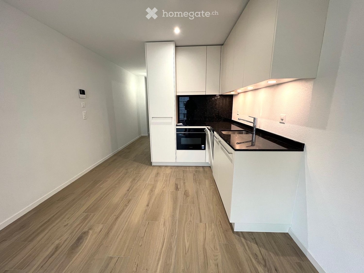 Joli studio moderne avec balcon dans un petit immeuble neuf à Renens

Au Chemin du Carroz 8, au sein dune copropriété à taille humaine, ce studio vous accueille au premier étage dun petit immeuble neuf, desservi par ascenseur.

Dès lentrée, lespace se révèle lumineux et bien pensé. La pièce de vie, , foto 3 di 4