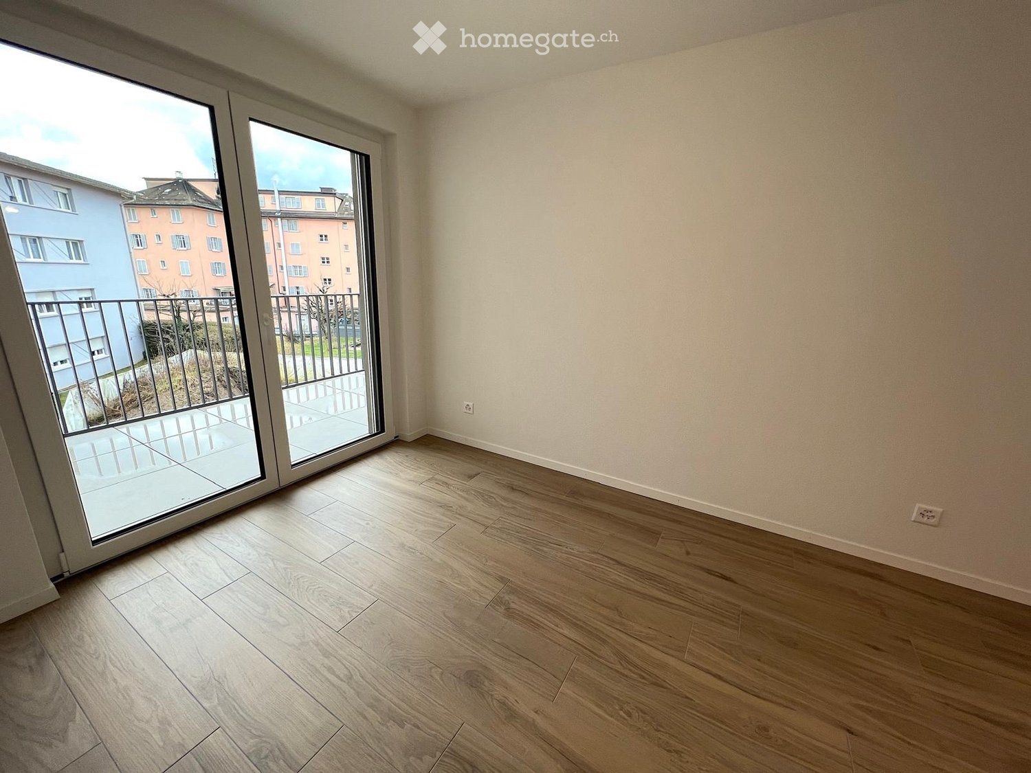 Joli studio moderne avec balcon dans un petit immeuble neuf à Renens

Au Chemin du Carroz 8, au sein dune copropriété à taille humaine, ce studio vous accueille au premier étage dun petit immeuble neuf, desservi par ascenseur.

Dès lentrée, lespace se révèle lumineux et bien pensé. La pièce de vie, , foto 4 di 4