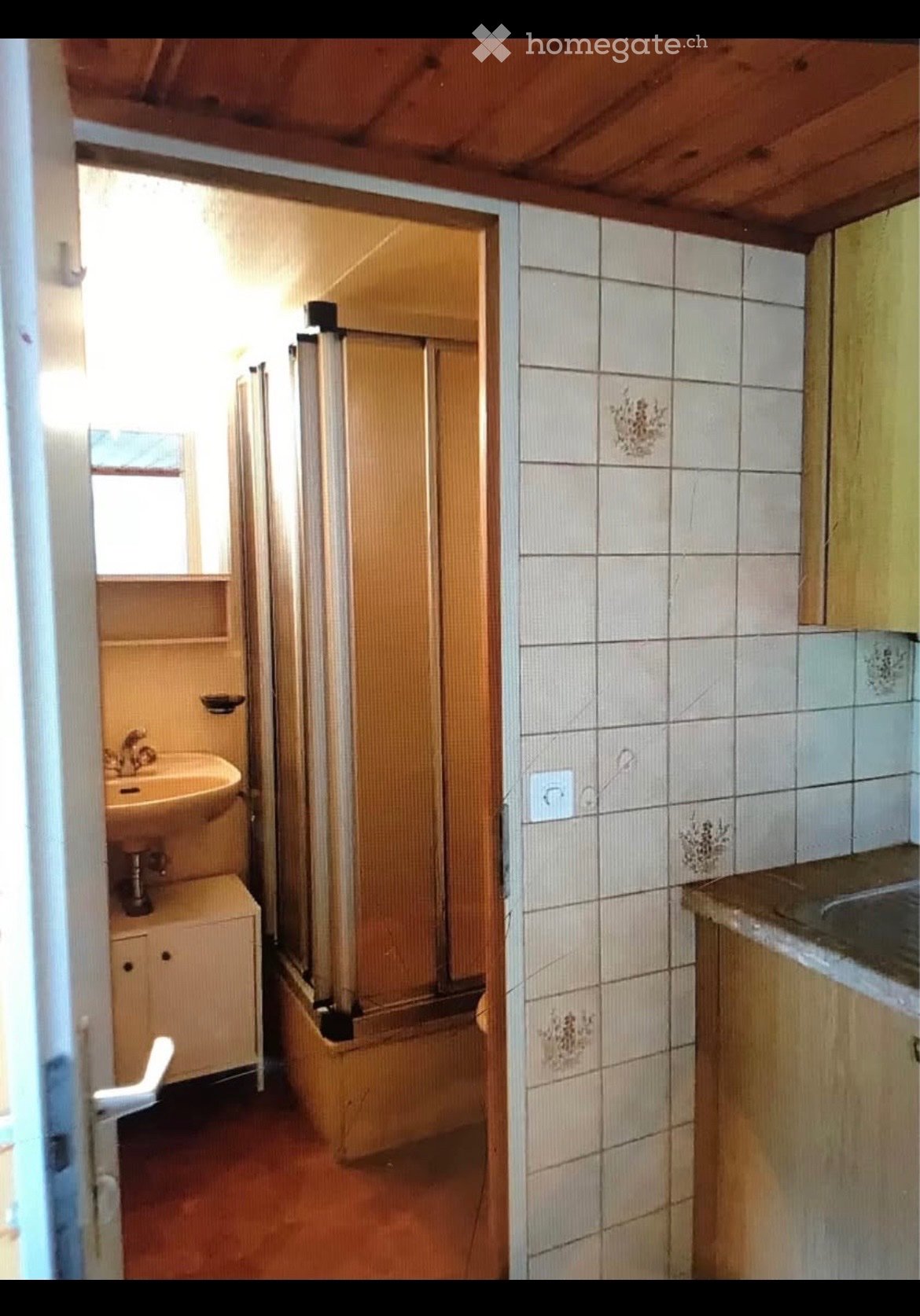 Studio arredato in affitto a Meiringen!

Indirizzo: Eisenbolgenstrasse 43, 3860 Meiringen

Disponibile dal 2 febbraio 2027 o su accordo

Questo studio arredato al piano terra si trova in una posizione centrale e tuttavia tranquilla a Meiringen.

Il centro del villaggio così come le possibilità di ac, foto 5 di 5