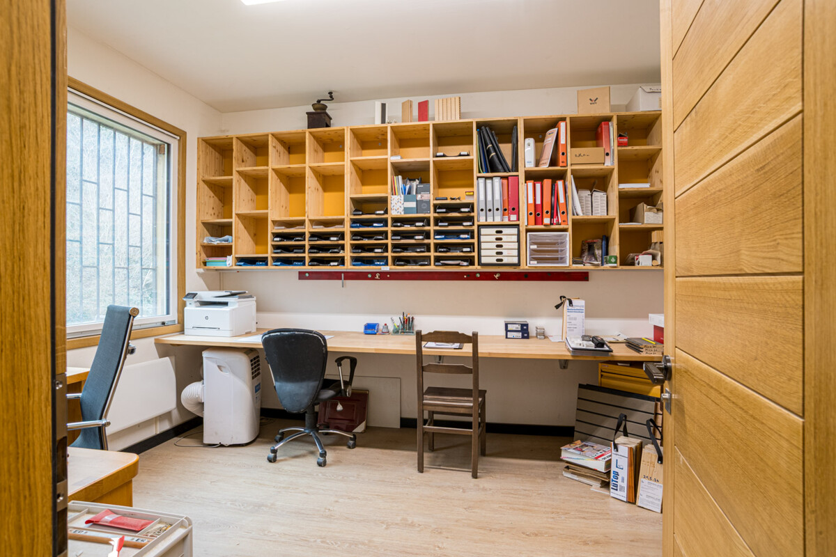 385m² storage room