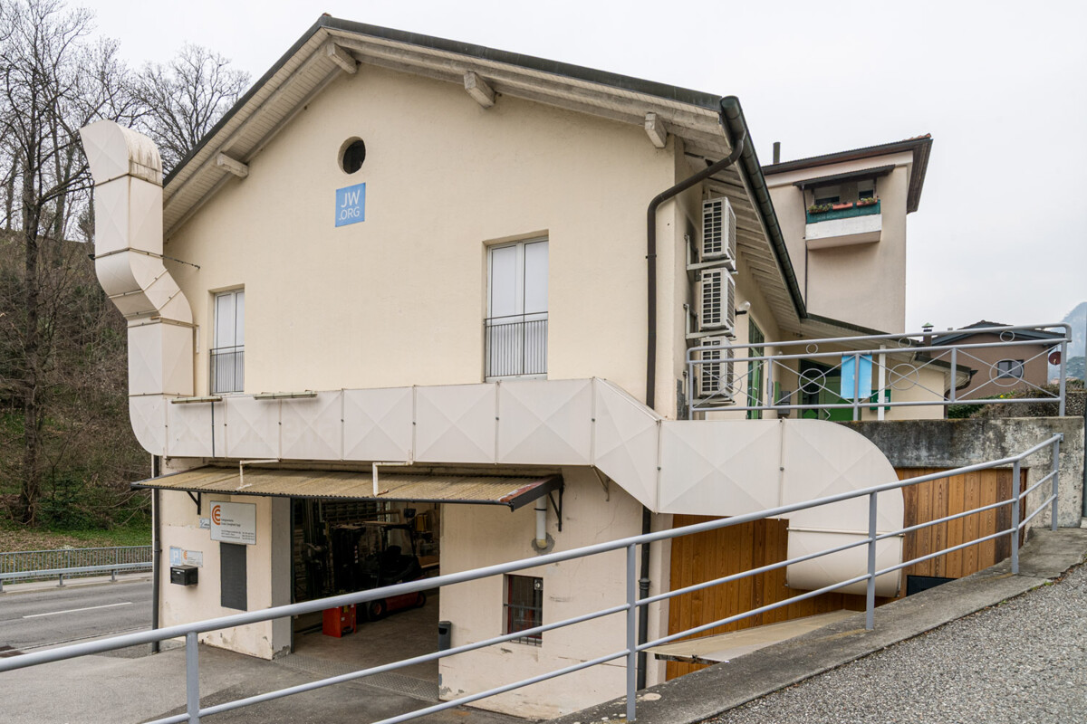 385m² storage room