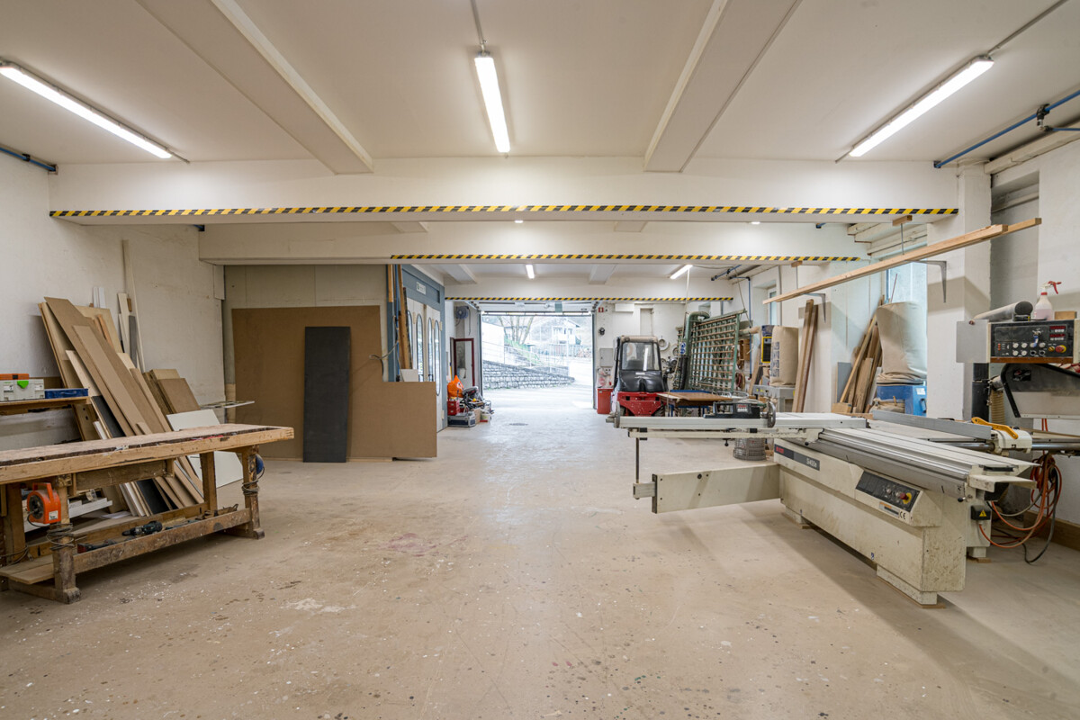 385m² storage room