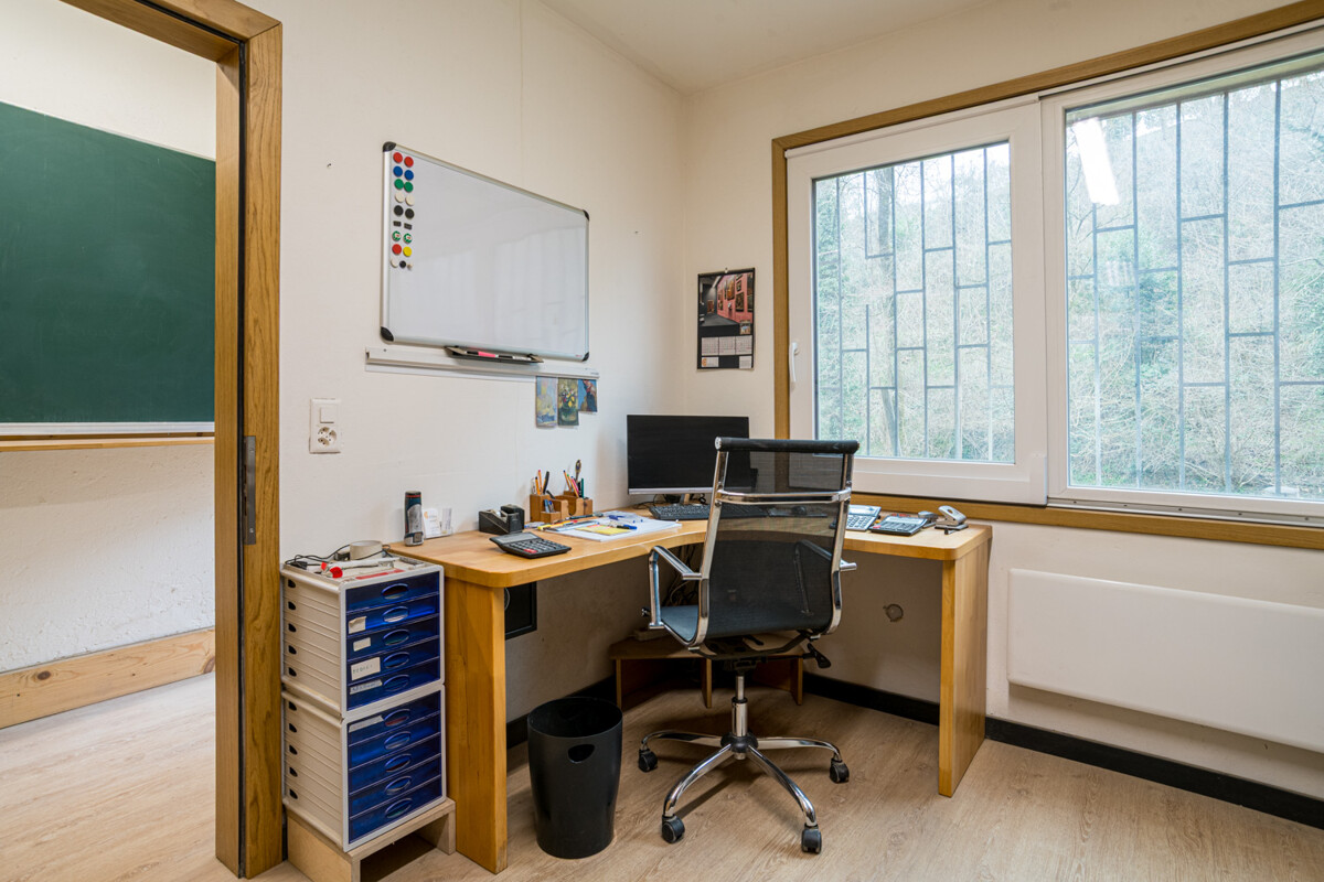 385m² storage room