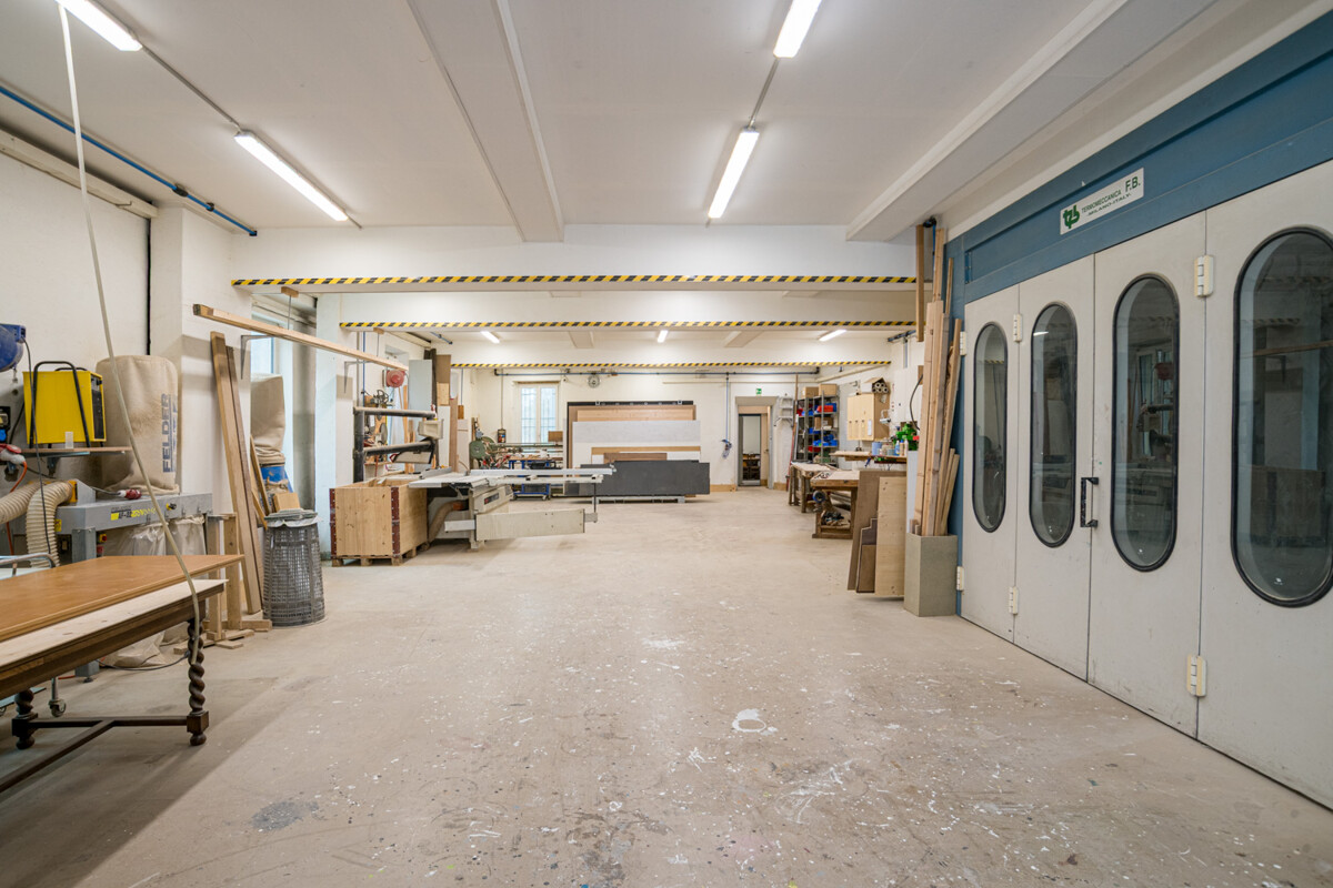 385m² storage room