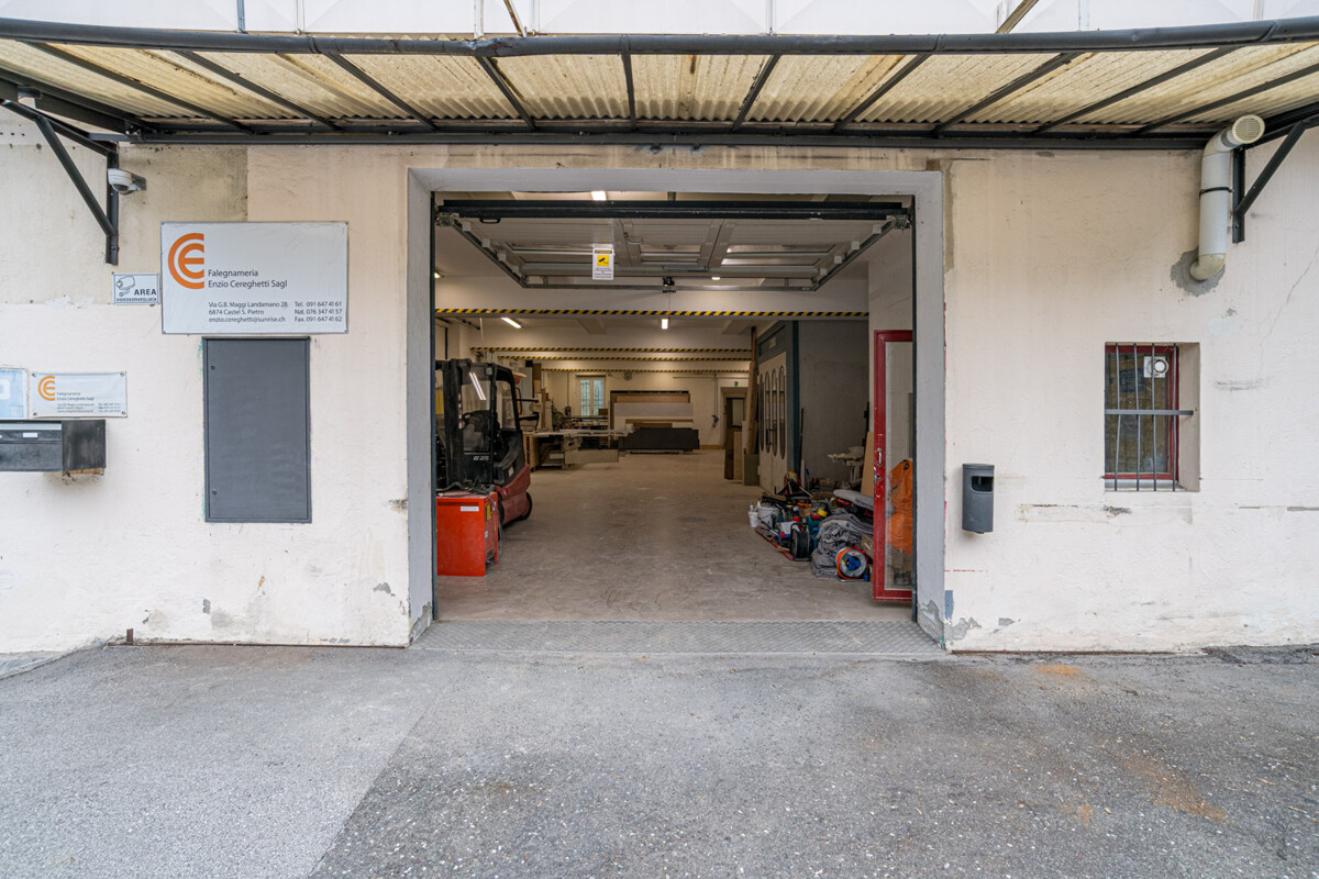 385m² storage room