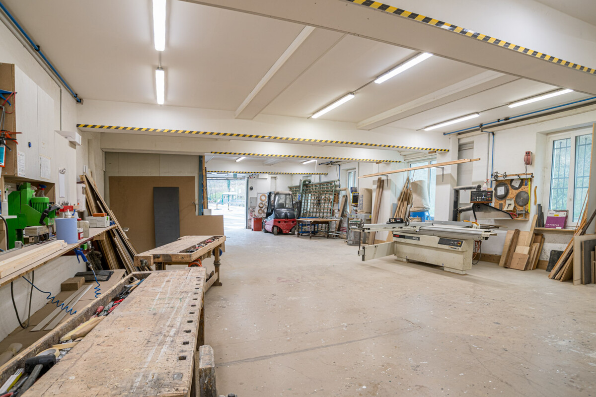 385m² storage room