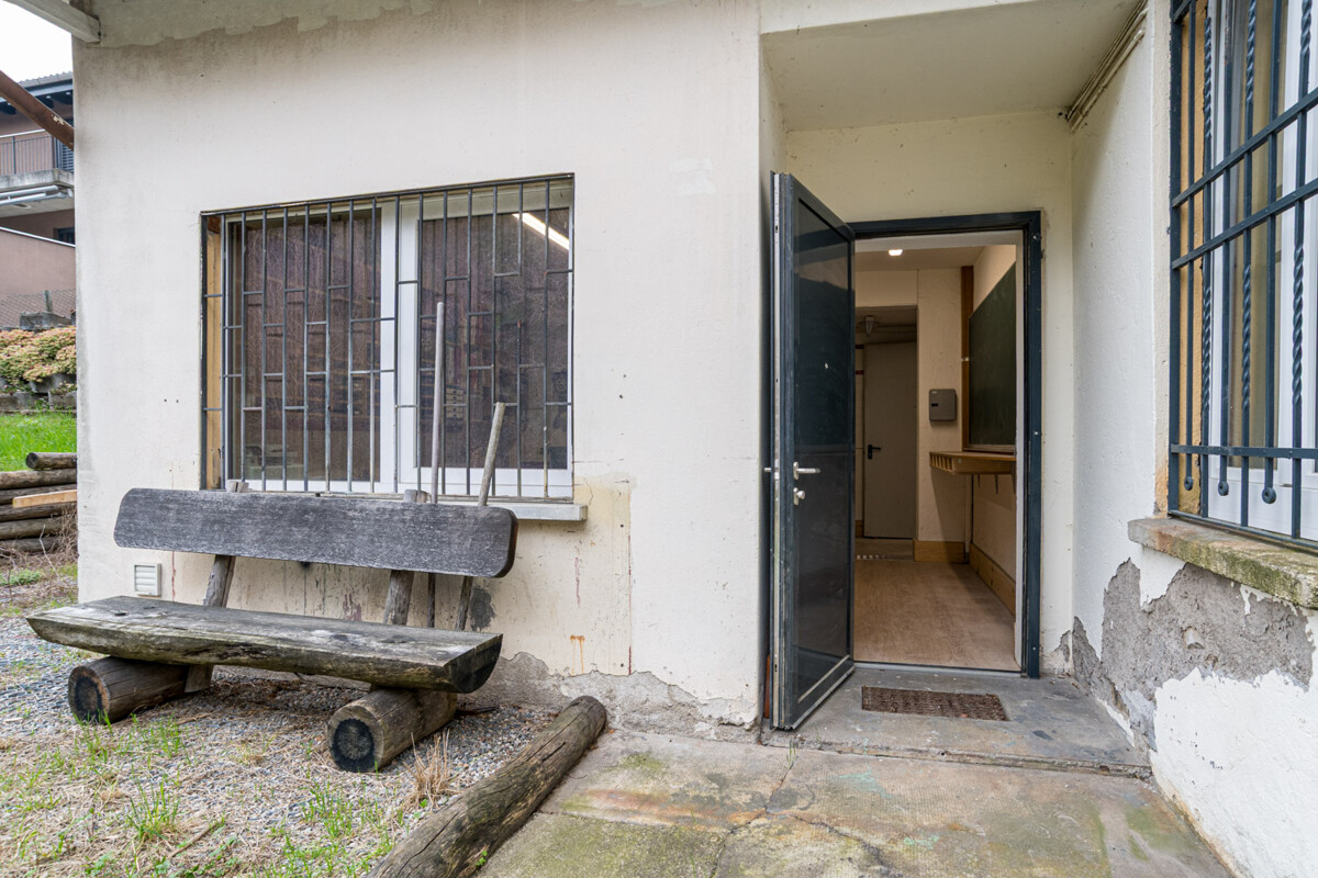 385m² storage room