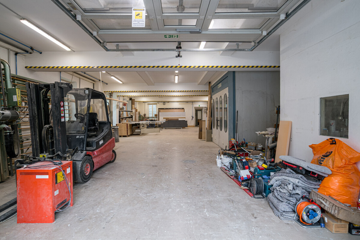 385m² storage room