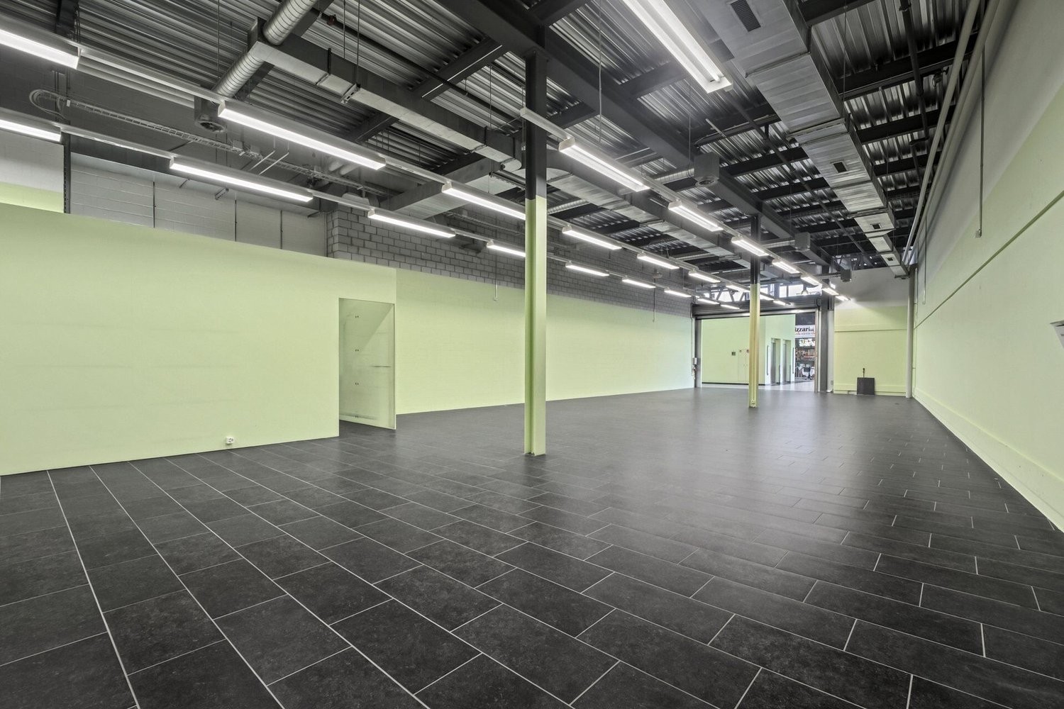 190m² shop