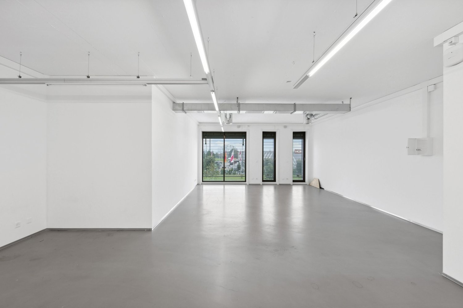 81m² office