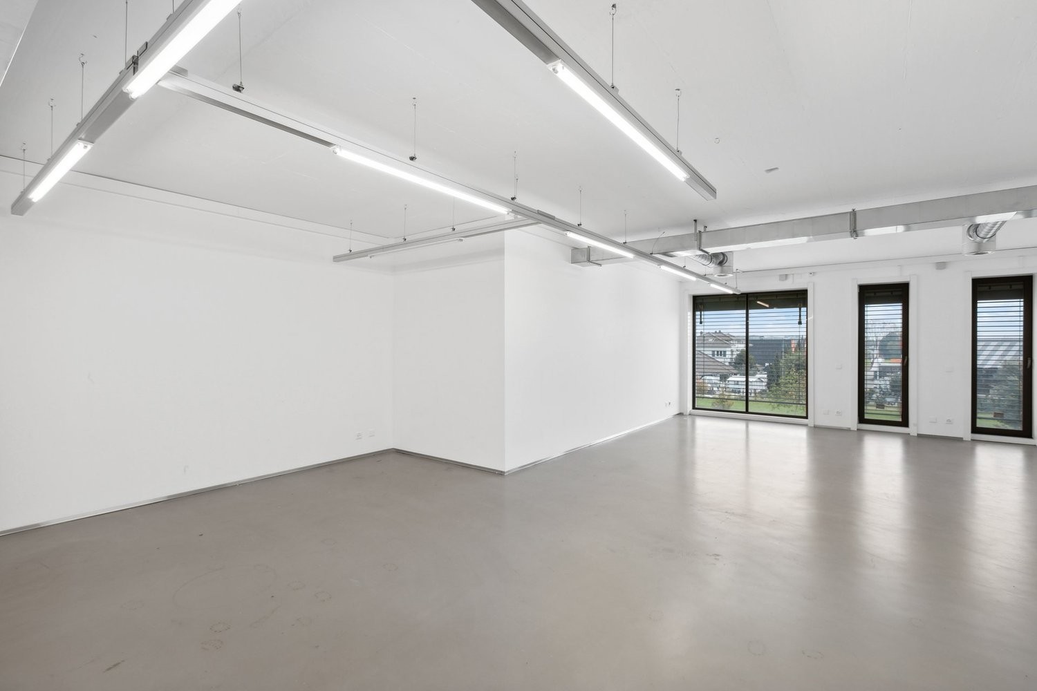 81m² office