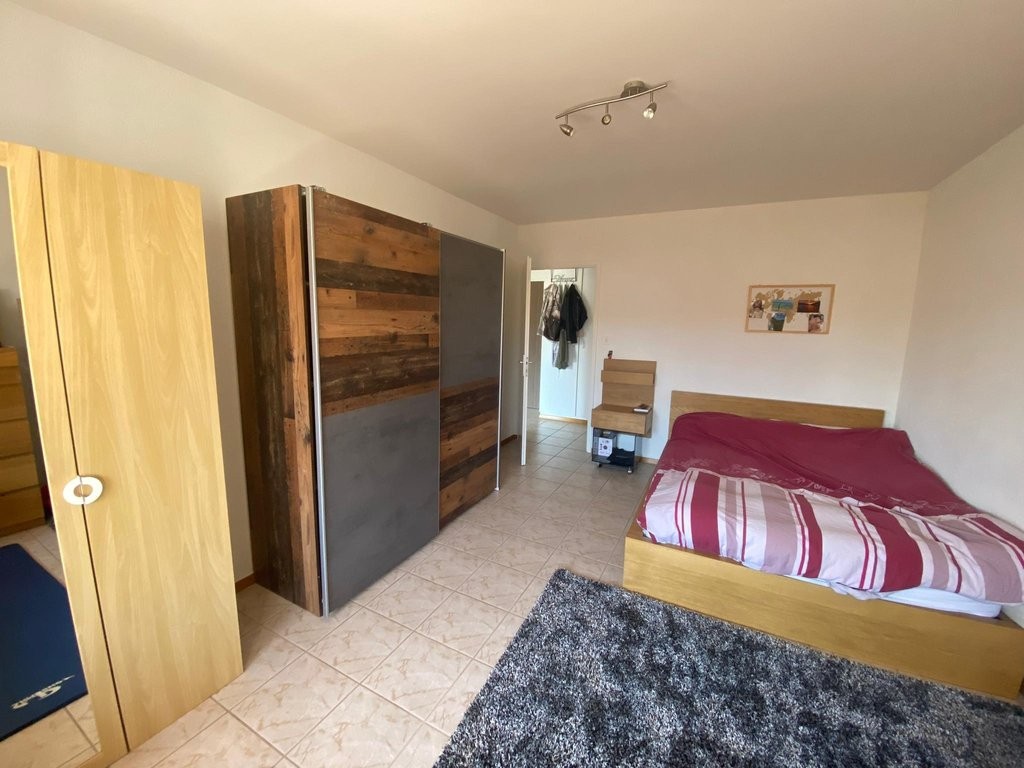 Appartamento di 2 ½ locali

Dinamica con la sua scuola professionale, la sua sala multisport o ancora i suoi negozi e la sua galleria d'arte, Clarens saprà soddisvarvi anche per l'atmosfera tranquilla che regna sui moli che costeggiano il lago. Benvenuti sulla Riviera vaudoise!

Questo immobile è si, foto 2 di 5