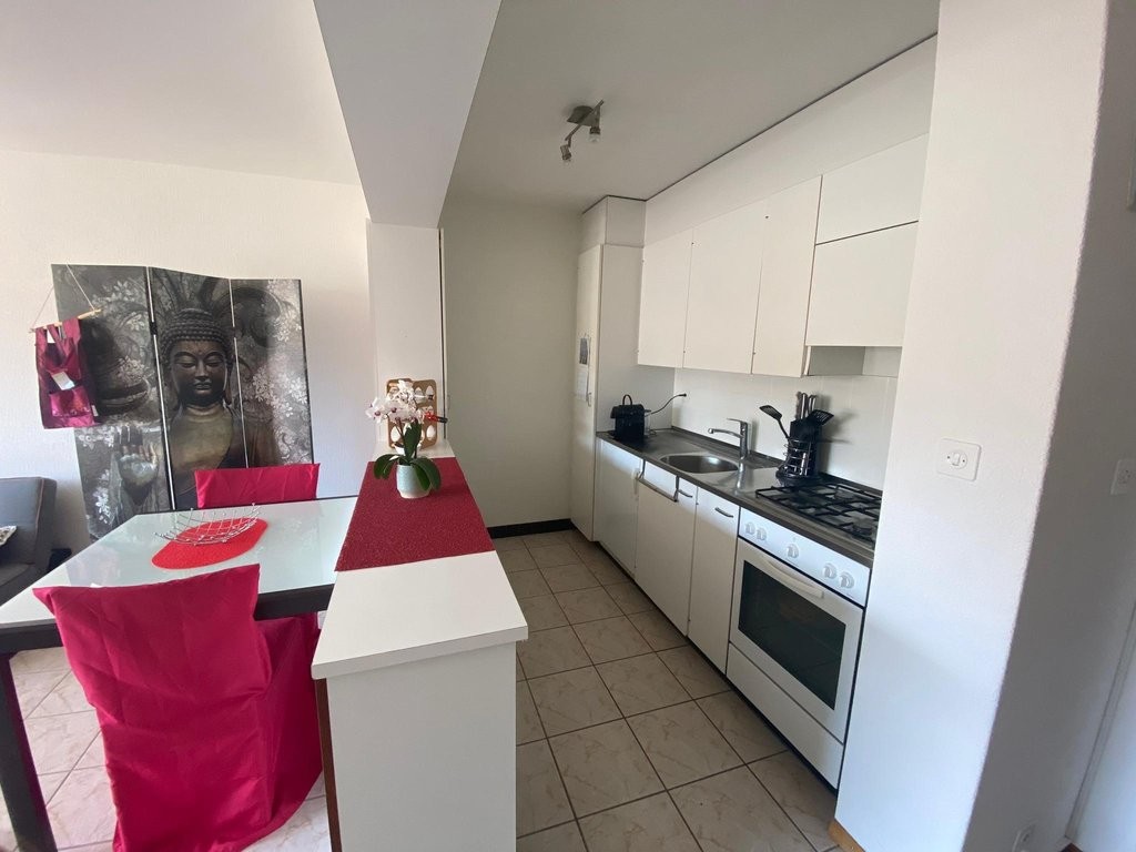 Appartamento di 2 ½ locali

Dinamica con la sua scuola professionale, la sua sala multisport o ancora i suoi negozi e la sua galleria d'arte, Clarens saprà soddisvarvi anche per l'atmosfera tranquilla che regna sui moli che costeggiano il lago. Benvenuti sulla Riviera vaudoise!

Questo immobile è si, foto 1 di 5