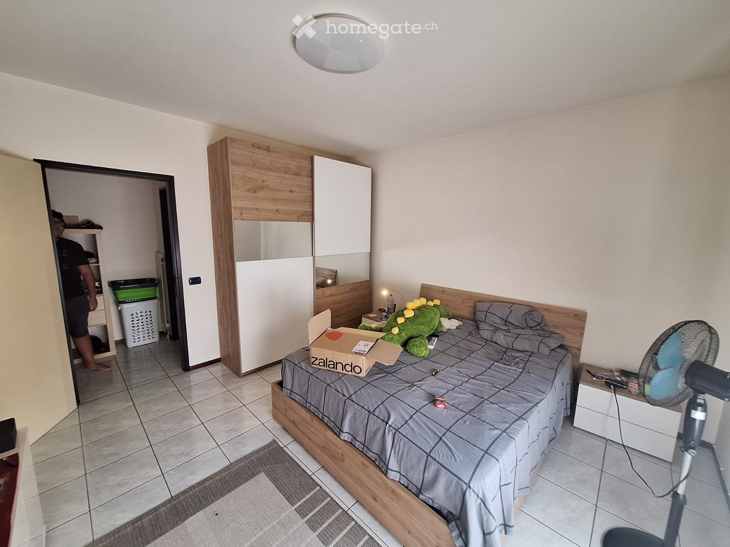 3 ½ Zimmer Wohnung","description":"3.5-Zimmer-Wohnung im EG. Bestehend aus: Entrée/Eingang mit Einbauschrank, Wohn-/Esszimmer mit Klimaanlage, Wohnküche mit Geschirrspüler, Flur für den Zugang zum Schlafbereich mit grossem Einbauschrank, grosses Elternschlafzimmer, kleines Zimmer, Badezimmer mit Bad