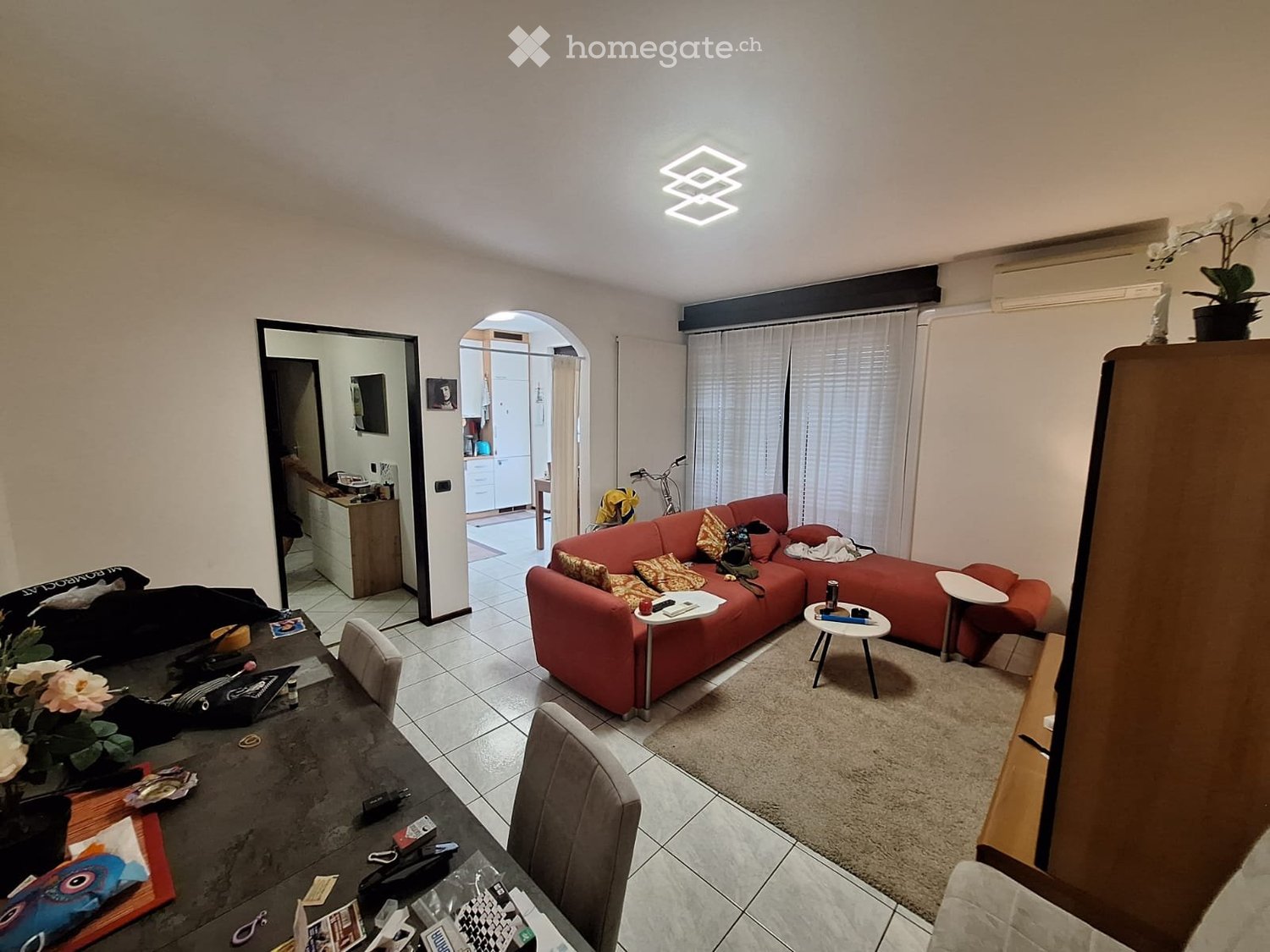 3 ½ Zimmer Wohnung","description":"3.5-Zimmer-Wohnung im EG. Bestehend aus: Entrée/Eingang mit Einbauschrank, Wohn-/Esszimmer mit Klimaanlage, Wohnküche mit Geschirrspüler, Flur für den Zugang zum Schlafbereich mit grossem Einbauschrank, grosses Elternschlafzimmer, kleines Zimmer, Badezimmer mit Bad