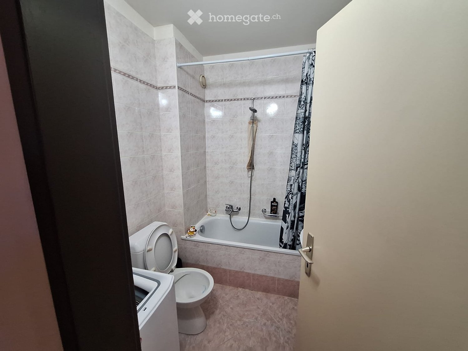 3 ½ Zimmer Wohnung","description":"3.5-Zimmer-Wohnung im EG. Bestehend aus: Entrée/Eingang mit Einbauschrank, Wohn-/Esszimmer mit Klimaanlage, Wohnküche mit Geschirrspüler, Flur für den Zugang zum Schlafbereich mit grossem Einbauschrank, grosses Elternschlafzimmer, kleines Zimmer, Badezimmer mit Bad