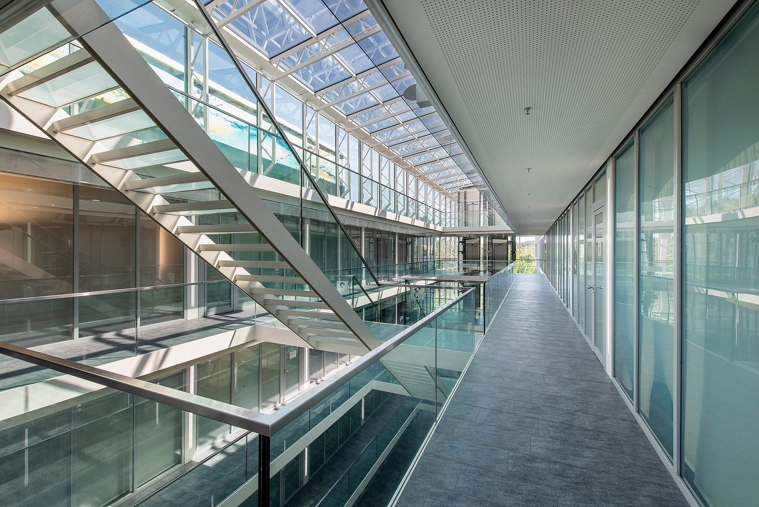 402m² office