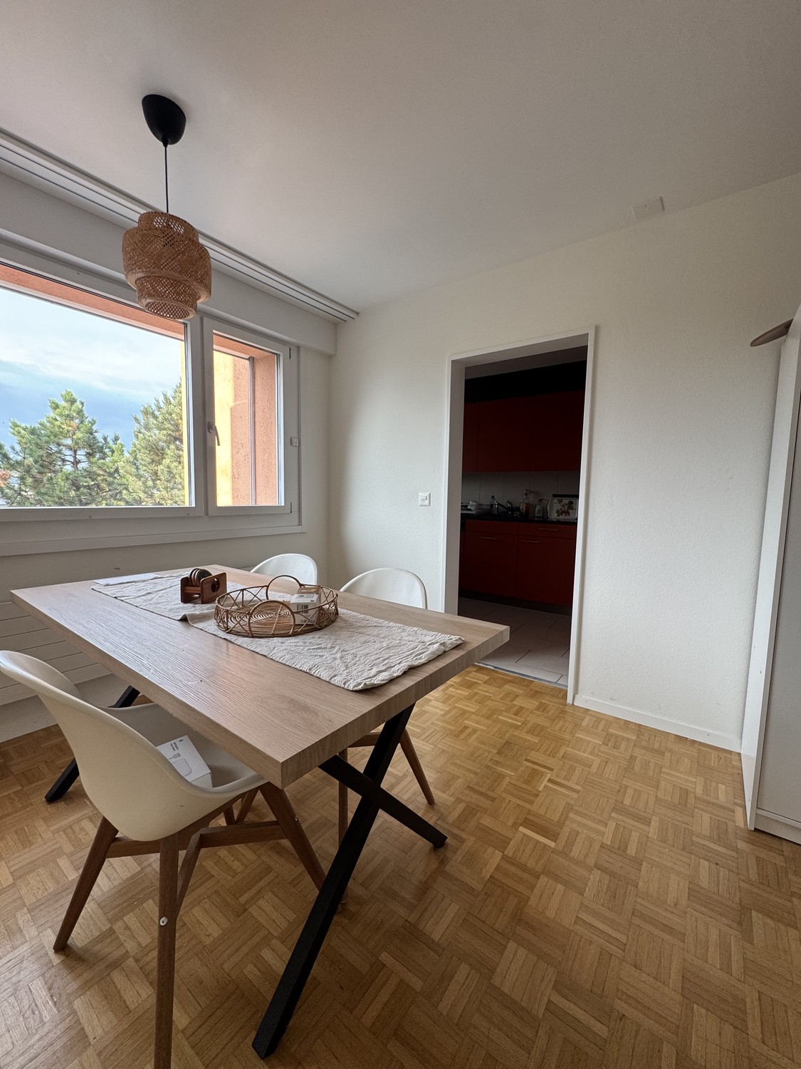 Stanza in un appartamento condiviso

Subaffitto la mia stanza in una zona bellissima e tranquilla di Unterengstringen, disponibile dal 1 novembre.

L'appartamento si trova molto vicino al fiume Limmat, con una splendida vista e il bosco proprio dietro la casa – perfetto se ami la natura, le passeggi, foto 3 di 6